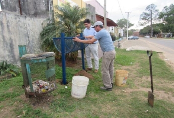 CONTIN&Uacute;A LA COLOCACI&Oacute;N DE CESTOS DE BASURA