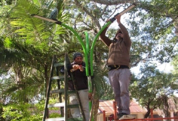 INSTALAN JIRAFAS DE ILUMINACI&Oacute;N DE FABRICACI&Oacute;N PROPIA