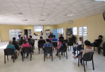 CAPACITAN A EMPRENDEDORES LOCALES