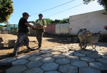 INICIAN LA COLOCACI&Oacute;N DE ADOQUINES SOBRE ALBERDI