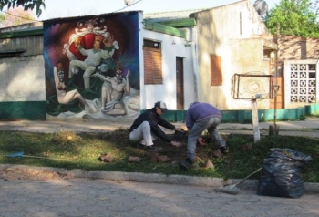 TRABAJAN EN ESPACIO VERDE DEL BARRIO CAMB&Aacute; POR&Aacute;