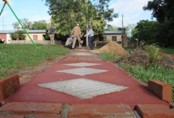 AVANZA CONSTRUCCI&Oacute;N DE PLAZOLETA EN BARRIO 8 DE DICIEMBRE