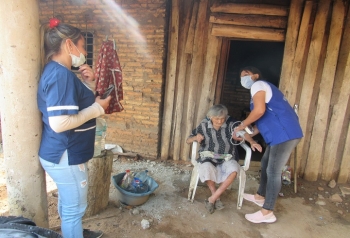 ASISTEN A ANCIANA EN SU CASA DE COLONIA SAN MART&Iacute;N