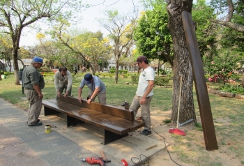 RECONSTRUYEN BANCOS CON MADERA RECICLADA
