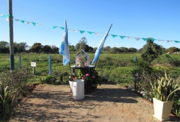 EMBELLECEN PLAZOLETA Y GRUTA EN EL COSMO