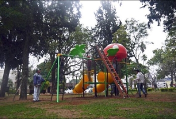 INSTALAN NUEVOS JUEGOS INFANTILES EN LA PLAZA CENTRAL