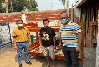 ENTREGA DE MOBILIARIO Y BOMBA DE AGUA A VECINOS