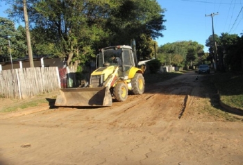 TRABAJAN EN EMPAREJAMIENTO DE CALLE DE TIERRA
